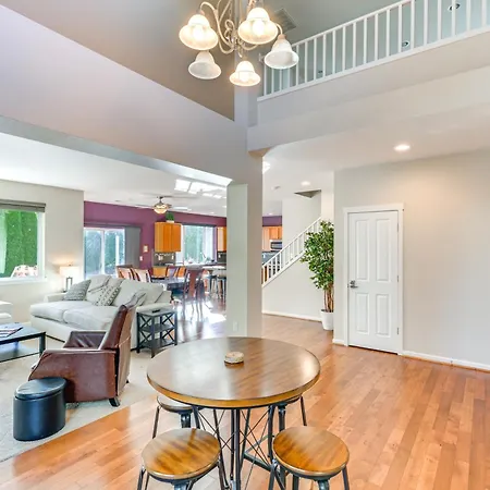 Spacious Kent Home Near Seatac Airport With Patio